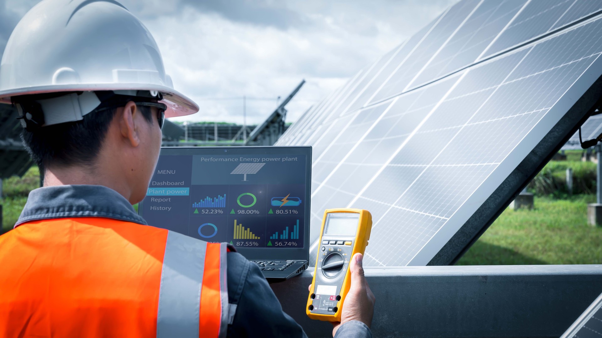 La ferme solaire (panneau solaire) avec des ingénieurs vérifient le fonctionnement du système, Énergie alternative pour conserver l’énergie du monde, Idée de module photovoltaïque pour la production d’énergie propre