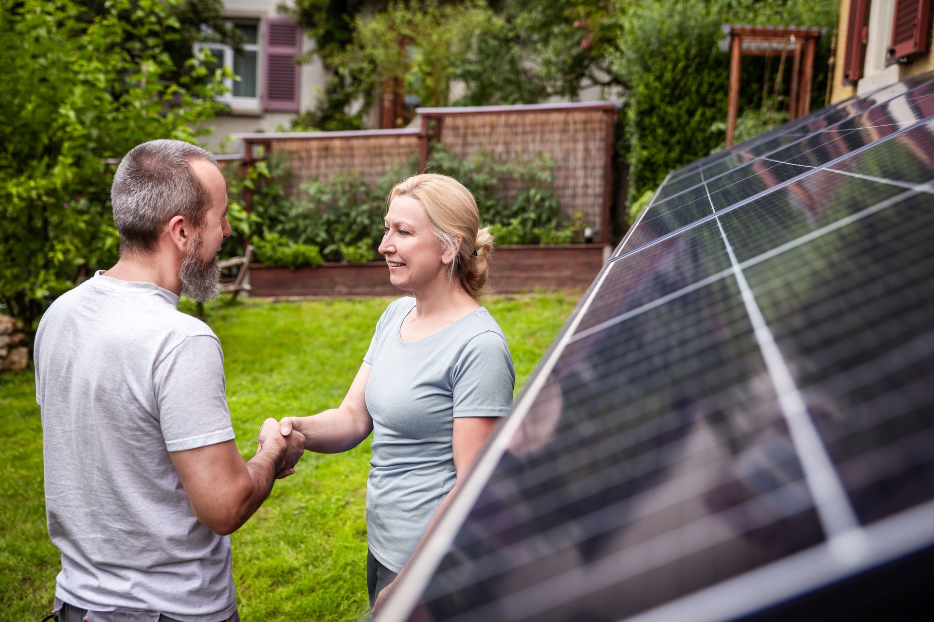 Un artisan ou un électricien serre la main d’un client