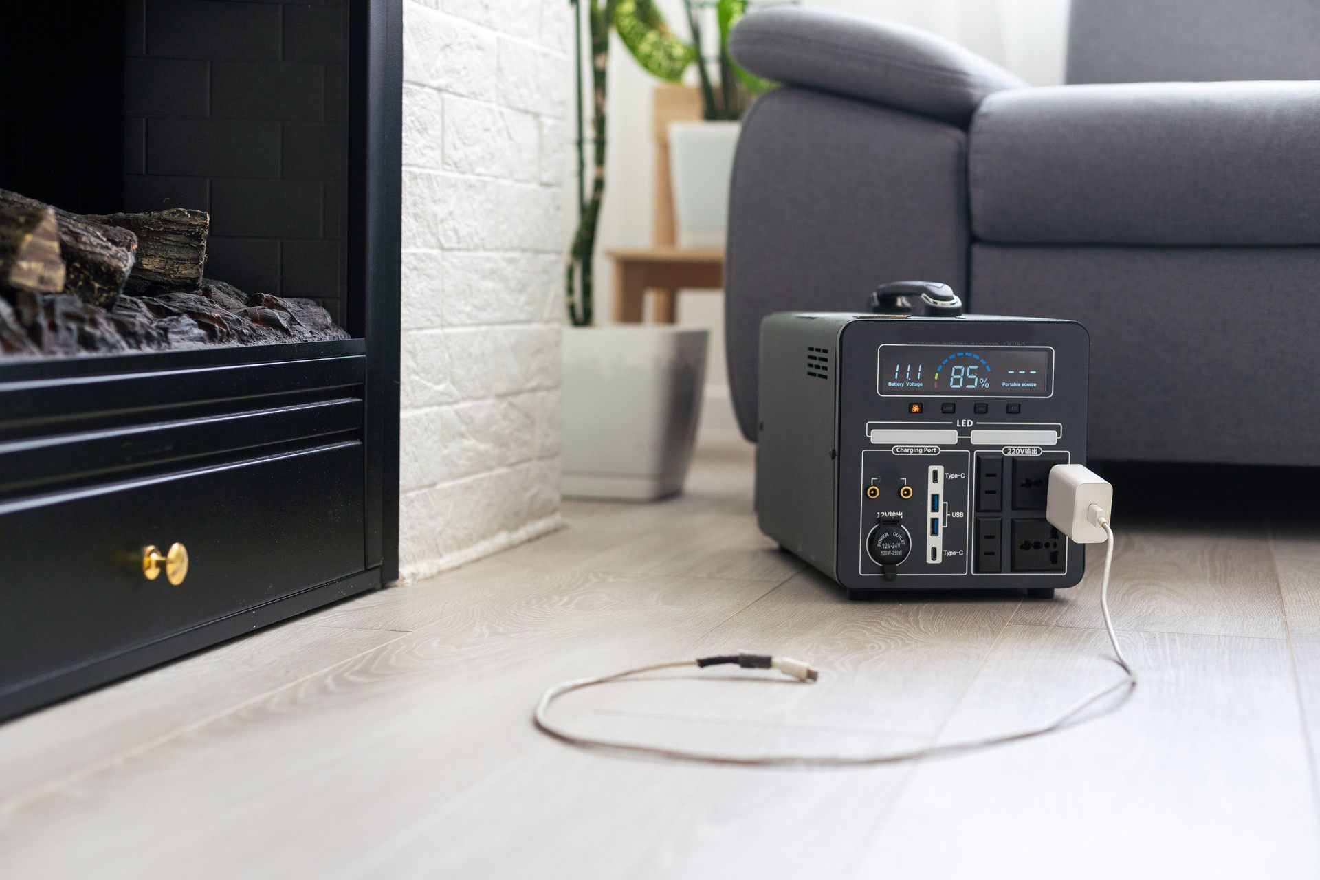 Station de recharge. Batterie de la banque d’alimentation du générateur en l’absence d’électricité. Charger le téléphone, la tablette, l’ordinateur portable et d’autres gadgets lorsqu’il n’y a pas de lumière pendant la panne d’élect